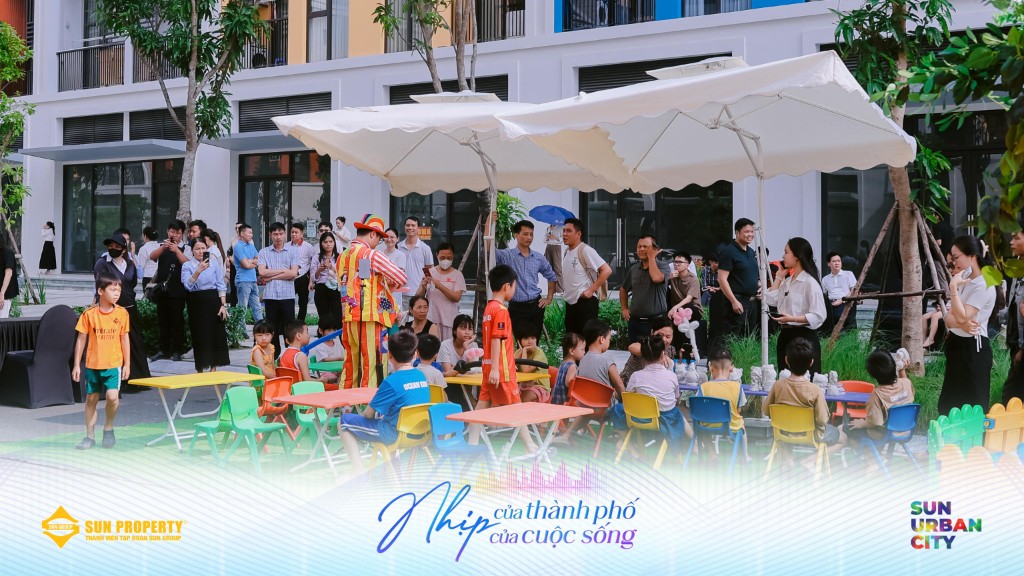 Khu sinh hoạt ngoài trời trước khối nhà