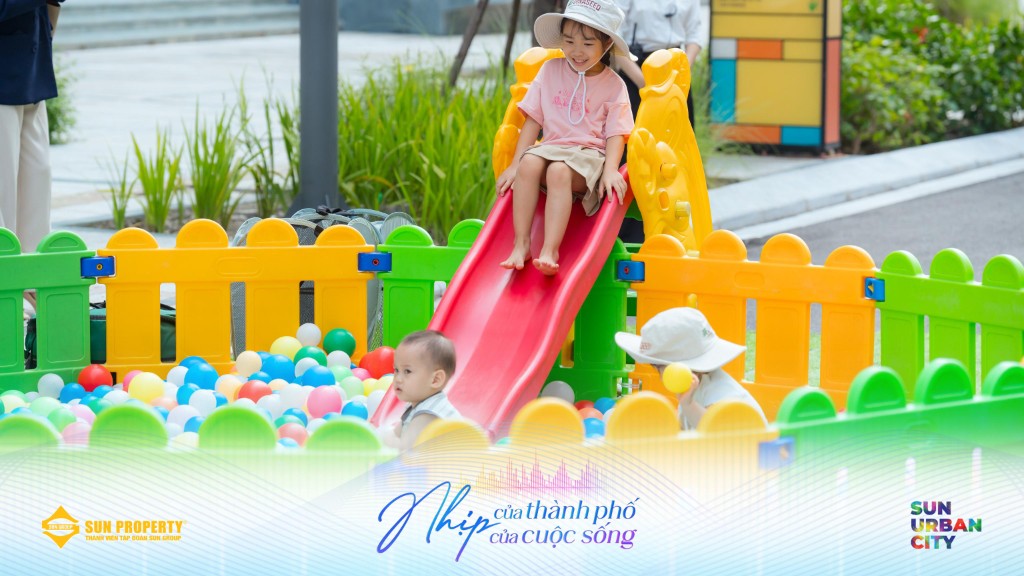 Trẻ chơi cầu trượt trong một buổi tại dự án