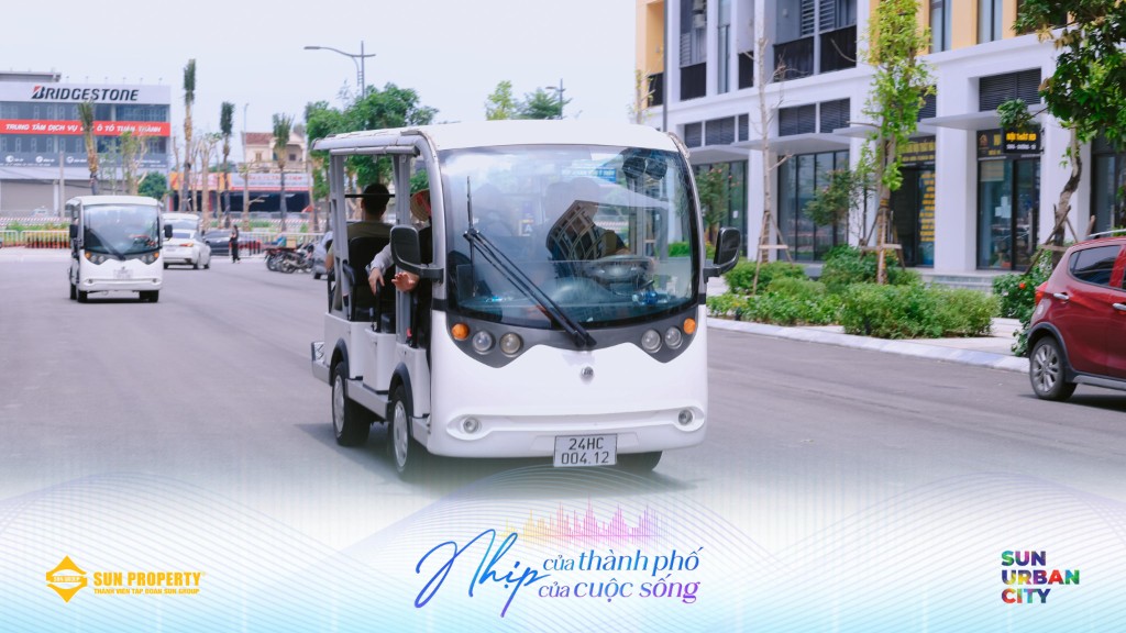 Xe điện trên đường nội khu trong một buổi tại dự án